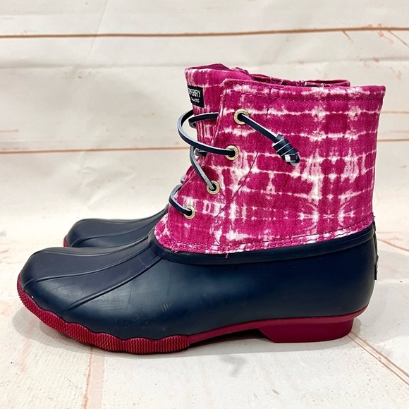 NEW Sperry Saltwater Ankle Rubber Duck Rain Snow Winter Boots Magenta Tie Dye - Picture 3 of 16